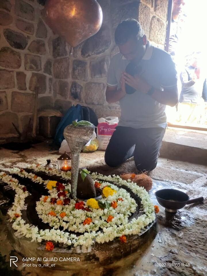 या गडांवर भक्कम तटबंदीसह, दरवाजे व इतरही वास्तूंचे अवशेष आढळतात. गडावरील पाण्याची टाकी गडाच्या सौंदर्यात अधिकच भर घालतात.