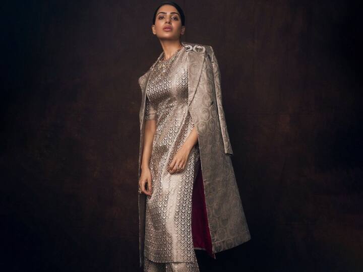 यह तस्वीर दिवाली के समय की है, जिसके लिए सामंथा ने ब्रोकेड ग्रे प्रिंटेड सूट चुना था. अपने लुक को उन्होंने ब्रोकेड ट्रेंच जैकेट के साथ पूरा किया था.