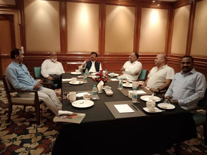 गोव्यातही काँग्रेस आणि शिवसेनेची युती होणार? काँग्रेस नेते दिगंबर कामत आणि संजय राऊत यांच्यात बैठक Will there be an alliance between Congress and ShivSena in Goa too Meeting between Congress leader Digambar Kamat and Sanjay Raut गोव्यातही काँग्रेस आणि शिवसेनेची युती होणार? काँग्रेस नेते दिगंबर कामत आणि संजय राऊत यांच्यात बैठक