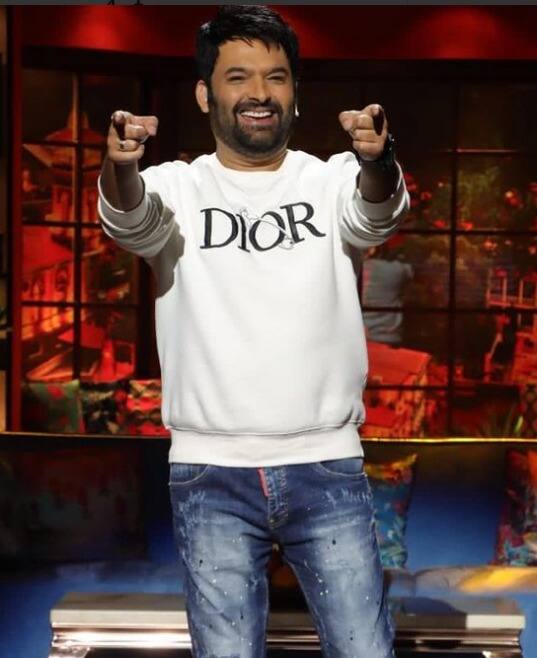 कपिल शर्मा (Kapil Sharma),कृष्णा अभिषेक (Krushna Abhishek),भारती सिंह (Bharti Singh),किकू शारदा (Kiku Sharda) हे कलाकार त्यांच्या विनोदी शैलीने प्रेक्षकांना खळखळून हसवतात.  अभिनेता सलमान खान या शोचा निर्माता आहे. 23 एप्रिल  2016 रोजी 'द कपिल शर्मा' शोची सुरूवात झाली. बॉलिवूडमधील अनेक कलाकार या शोमध्ये येऊन त्यांच्या आयुष्यातील वेगवेगळे किस्से प्रेक्षकांसोबत शेअर करतात. जाणून घेऊयात, 'द कपिल शर्मा शो' चे हे कलाकार एका एपिसोडचे किती मानधन घेतात.