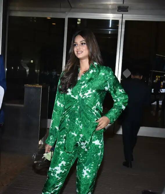 ২১ বছর পর মিস ইউনিভার্স হয়েছেন ভারতের হরনাজ সান্ধু। মুম্বই এয়ারপোর্টে দেখা গেল তাঁকে।