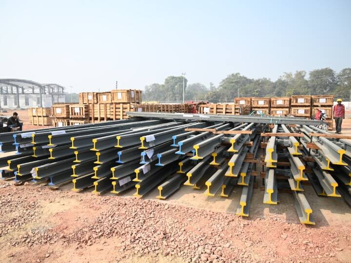 Agra News: आगरा में एक साल में मेट्रो डिपो परिसर का 60 फीसदी काम पूरा, जल्द शुरू होगा ट्रैक बिछाने का काम