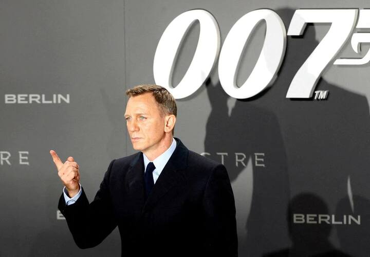 James Bond star Daniel Craig gets CMG British honour meant for real life spies Daniel Craig : 'जेम्स बॉंड' फेम डॅनियल क्रेग यांना खऱ्या गुप्तहेरांसाठी देण्यात येणारा CMG पुरस्कार जाहीर
