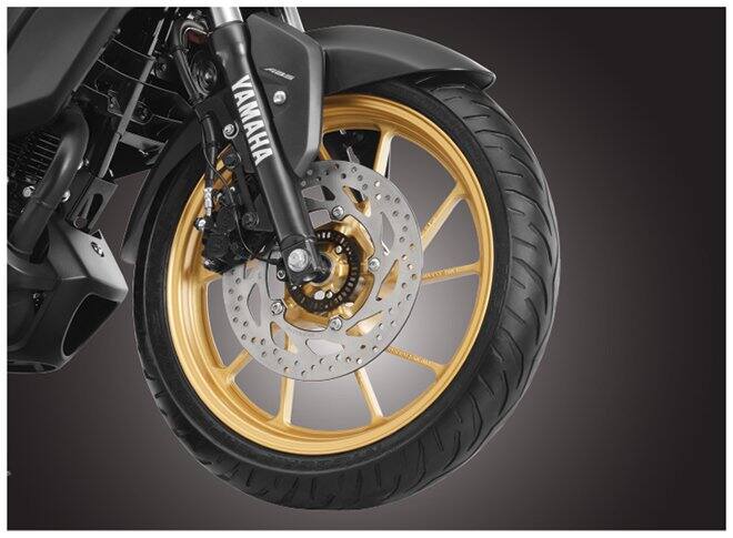 नए कलर व्हील आपकी स्ट्रीट प्रेजेंस में एक शानदार स्टाइल जोड़ते हैं। यह लोगों का ध्यान अपनी ओर खींचते हैं. इसके फ्रंट में डिस्क ब्रेक दिए गए हैं.