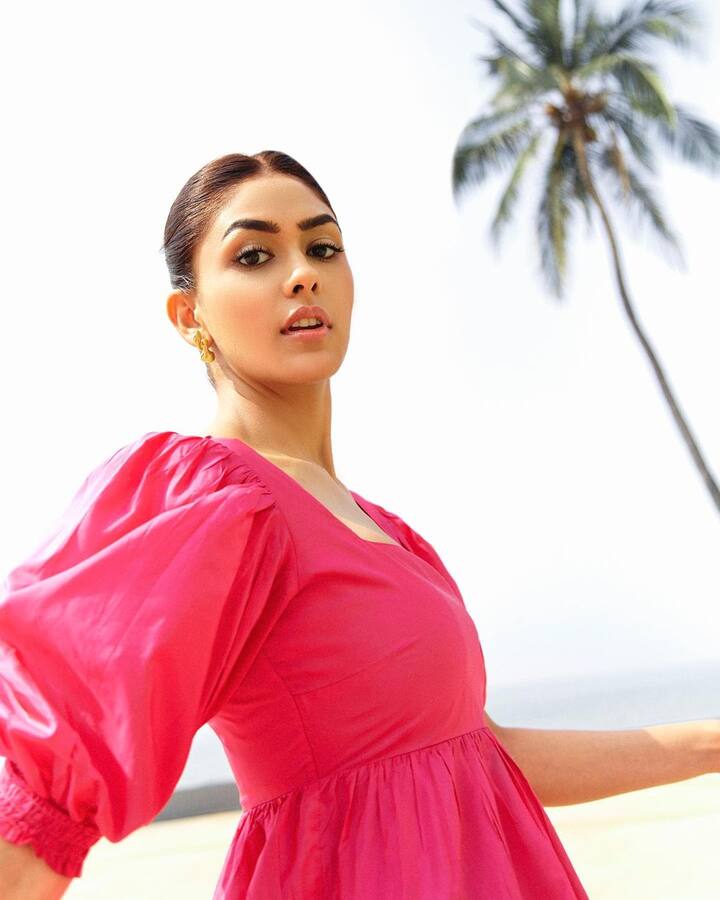 कुमकुम भाग्य एक्ट्रेस ने अब फिल्मों में एंट्री ले ली है. मृणाल ठाकुर हाल ही में कोरोना संक्रमित हुईं. मृणाल ने सोशल मीडिया पर पोस्ट के जरिए कोविड पॉजिटिव होने की जानकारी दी थी.