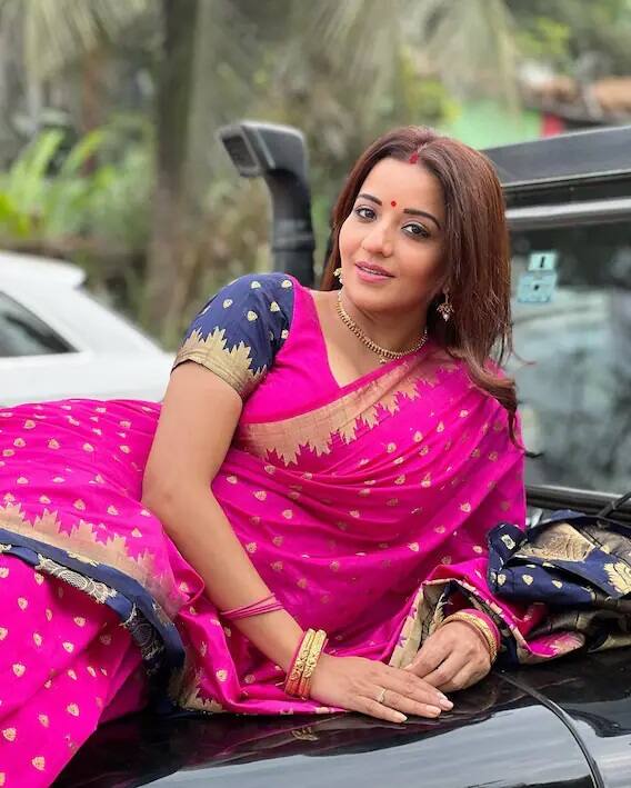 साडी़ में भी मोनालिसा गज़ब का कहर ढाती हैं, पिंक साड़ी पहने गाड़ी पर लेटकर पोज़ देतीं मोनालिसा बेहद खूबसूरत दिख रही हैं.