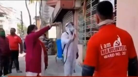 Municipal Election: প্রচারে বাড়ি বাড়ি স্যানিটাইজেশন কর্মসূচি শিলিগুড়ির ২০ নম্বর ওয়ার্ডের CPIM প্রার্থীর| Bangla News