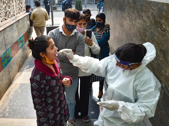 India Coronavirus Update India Records Spike In Covid Cases, Registers 33,750 Infections In Last 24 Hrs India Coronavirus Update: চলে এল তৃতীয় ঢেউ? ওমিক্রন-আশঙ্কার মধ্যেই ফের দেশে বাড়ল করোনায় দৈনিক আক্রান্তর সংখ্যা