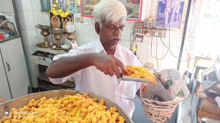 Yaanai Mark Mittai kadai is a symbol of Trichy -  Boondhi that attracts everyone 100 ஆண்டுகளாக திருச்சி மக்களை சப்பு கொட்ட வைக்கும் யானை மார்க் மிட்டாய் கடை - காமராஜர் முதல் கருணாநிதி வரை ருசித்த கூடை பூந்தி