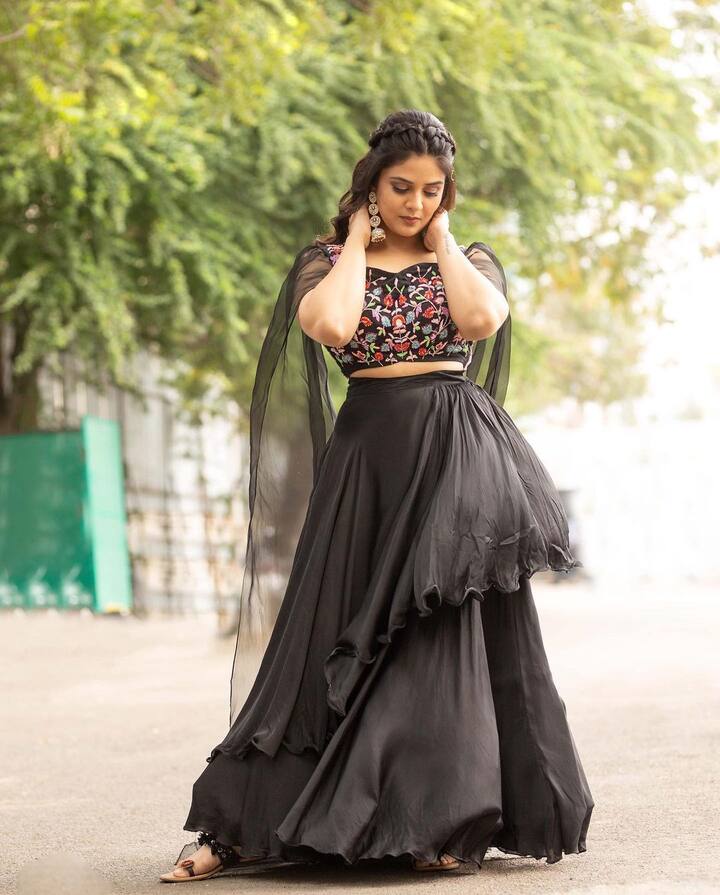 బుల్లితెరపై చేసే సందడి కన్నా సోషల్ మీడియాలో అంతకుమించి జోరు చూపిస్తోంది.  శ్రీముఖి లేటెస్ట్ గా షేర్ చేసిన ఫొటోస్ వైరవ్ అవుతున్నాయి  (Image credit:Sreemukhi/Instagram)