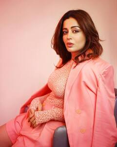 Neha Pendse : अभिनेत्री नेहा पेंडसेचा हटके अंदाज; PIFF च्या ट्रॉफी सोबत शेअर केले खास फोटो