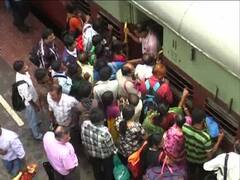 Covid Rule Violation In Train & Metro : নেই মাস্ক, স্টেশনে শিকেয় দূরত্ববিধি, মেট্রোতেও সেই চেনা ভিড় ! দেখুন ছবি