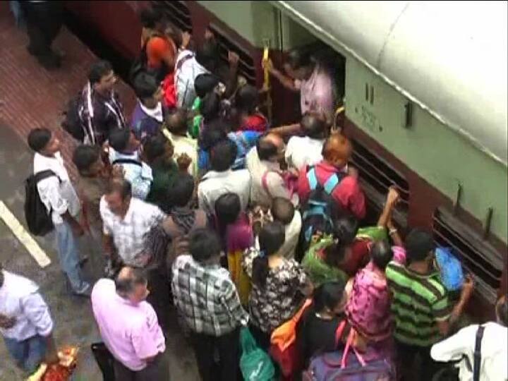 যদিও কলকাতা থেকে জেলা সর্বত্র বিধিভঙ্গের ছবি। বনগাঁ শাখার এই স্টেশনে প্রতিটি লোকালেই থিকথিকে ভিড়। কামরায় উধাও দূরত্ব বিধি।