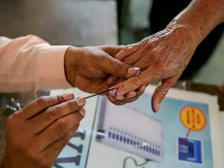 Local body elections likely to go ahead in maharashtra because increase corona cases Maharashtra Election : स्थानिक स्वराज्य संस्थांच्या निवडणुका पुढे जाण्याची शक्यता, निवडणूक आयोगाची मात्र तयारी पूर्ण