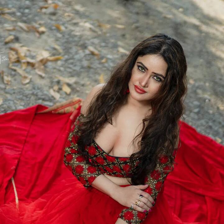 నటి సోనీ చరిష్టా కొత్త ఏడాదిలో కొత్త ఫొటోషూట్ చేశారు. మరీ ఇంత హాట్‌గానా? అనేలా ఆమె బోల్డ్ షూట్ చేశారని నెటిజన్స్ అంటున్నారు. (Image courtesy - @Sony Charishta/twitter)