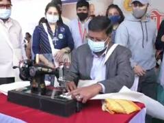 Indore News: सांसद ने काटे झोले के लिए कपड़े तो कलेक्टर ने मशीन चलाकर की सिलाई, ऐसे ही नहीं है इंदौर सबसे साफ शहर