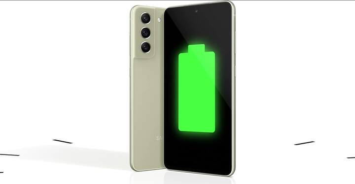 सैमसंग ने गैलेक्सी S21 FE 5G में 4,500mAh की बैटरी दी है जो 25W वायर्ड चार्जिंग और 15W वायरलेस चार्जिंग को सपोर्ट करती है.