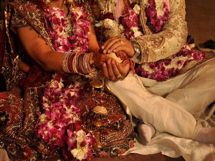 Gujarat high court order of marriage for couple in habius corpus લિવ-ઇન પાટર્નર યુવતીને પાછી મેળવવા યુવકે કરી હેબિયસ કોર્પસ, હાઈકોર્ટે કરાવ્યો મેળાપ, ચુકાદાના દિવસે જ કર્યા લગ્ન