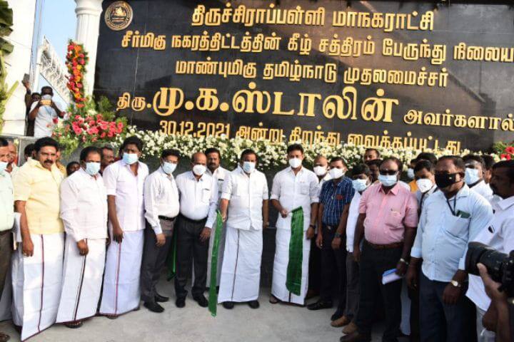 மக்கள் பயன்பாட்டுக்கு வந்த திருச்சி சத்திரம் பேருந்து நிலையம் - பேருந்து சேவையை கொடியசைத்து துவக்கி வைத்த அமைச்சர்கள்