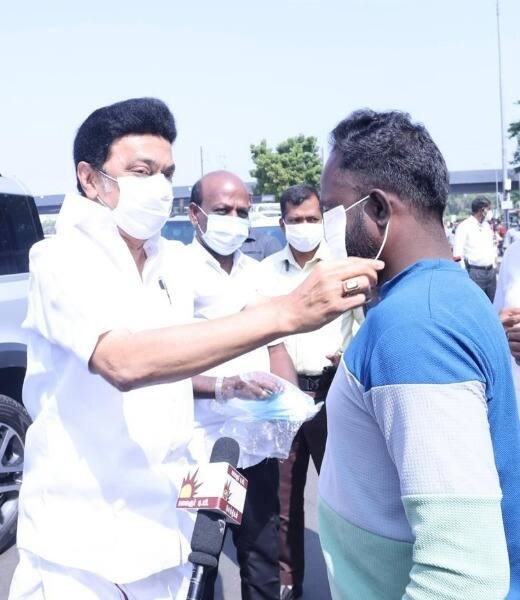 Later, he got down from his vehicle on the arterial Anna Salai.