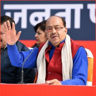 विजय गोयल का जन्म दिल्ली के पूर्व विधानसभा अध्यक्ष और भाजपा सदस्य चर्ती लाल गोयल और बसंती देवी के घर 4 जनवरी 1954 को हुआ था. उन्होंने एम.कॉम किया है. इसके साथ ही श्री राम कॉलेज ऑफ कॉमर्स से डिग्री और एलएलबी की है.