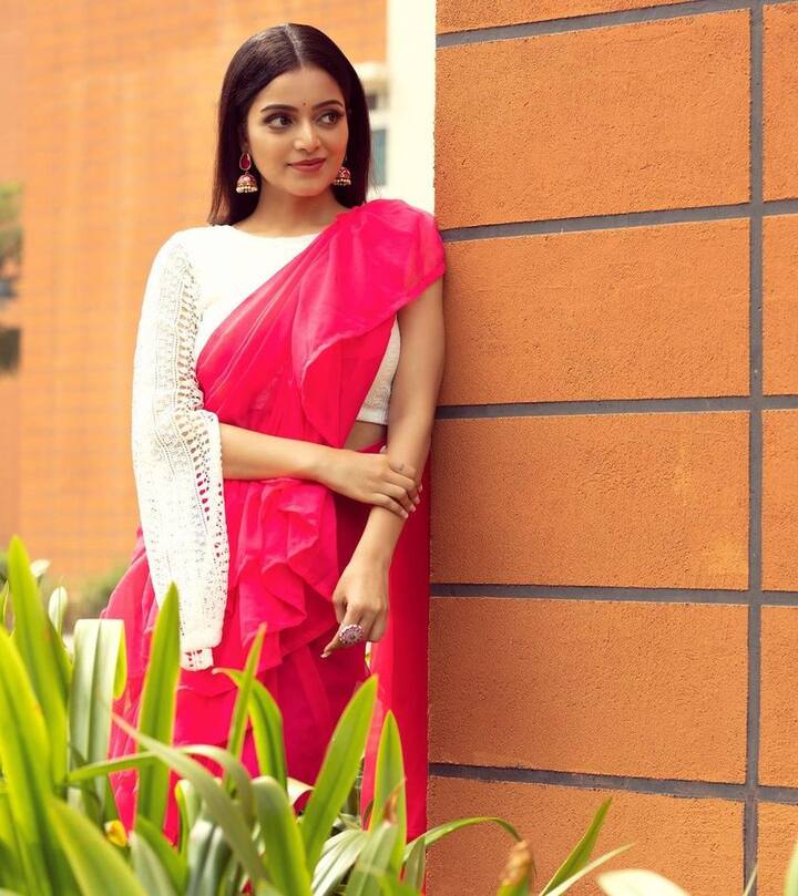 மணல் மீது தூவும் மழை போலவே மனதோடு நீதான் நுழைந்தாயடிமுதல் பெண்தானே நீதானே எனக்குள் நானே ஏற்பேனே இனி நீயும் நானும் ஒன்றாய் சேர்ந்தால் காதல் இரண்டு எழுத்து