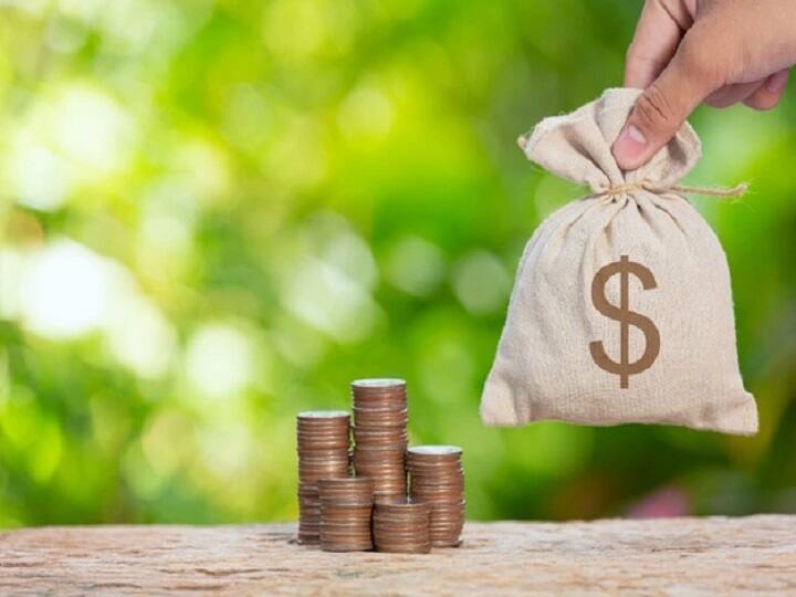 Marriage Loan Process: भारत में शादियों में लोग दिल खोलकर पैसा खर्च करते है. कई बार लोगों को अपनी बच्चों की शादियों में लंबे चौड़े बिल के कारण परेशानी का सामना करना पड़ता है. अगर आपके घर में भी शादी है और पैसे की कमी के कारण परेशान तो बैंक द्वारा दिए जाने वाले मैरिज लोन का लाभ उठा सकते हैं. (PC:Freepik)