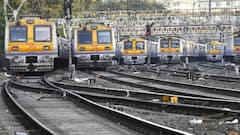 Local Train Service: সপ্তাহের প্রথম কাজের দিনই লোকাল ট্রেনে শিকেয় করোনাবিধি | Bangla News