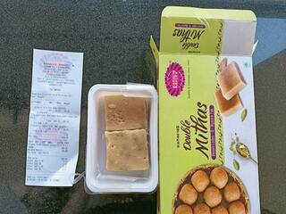 Hyderabad Karachi Bakery fined Rs 10k after customer finds fungus on sweets Hyderabad’s Karachi Bakery: மைசூர்பாக்கில் பூஞ்சை.. ஒரே ட்விட்.. பிரபல பேக்கிரியை கதிகலங்க வைத்த அதிகாரிகள்..!