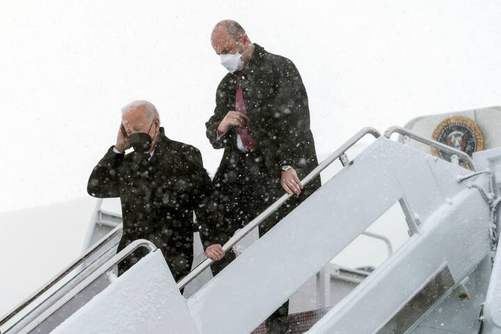 हिवाळ्यातील या वादळामुळे अनेक ठिकाणचा वीजसंपर्क तुटलाय.