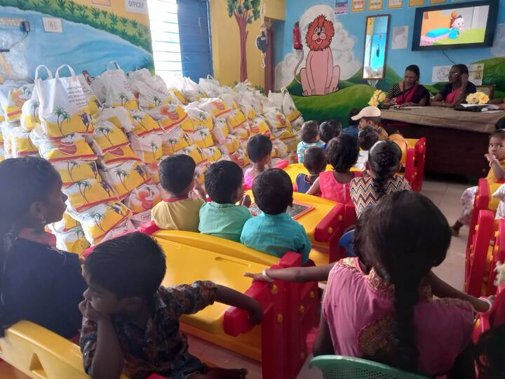 தூத்துக்குடி டுவீபுரத்தில் அங்கன்வாடியில் அடுக்கி வைக்கப்பட்டுள்ள பொங்கல் பரிசுத்தொகுப்பு