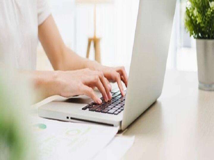 डिजिटलाइजेशन (Digitalization) के इस दौर में कई जगह फर्जी पैन कार्ड और आधार कार्ड का इस्तेमाल बहुत तेजी से बढ़ने लगा है. आजकल हर बड़े कैश ट्रांसफर आदि में आधार और पैन कार्ड की आवश्यकता होता है. इनकम टैक्स रिटर्न (Income Tax Return) दाखिल करते वक्त भी पैन कार्ड (PAN Card)  की आवश्यकता होती है.