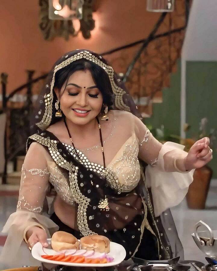 शुभांगी अत्रे खुद कॉस्ट्यूम के रंग से लेकर डिजाइन तक सेलेक्ट करती हैं. सिर्फ यही नहीं इस किरदार के लिए ज्वैलरी तक खरीदने वो खुद ही मार्केट जाती हैं. (फोटो – सोशल मीडिया)