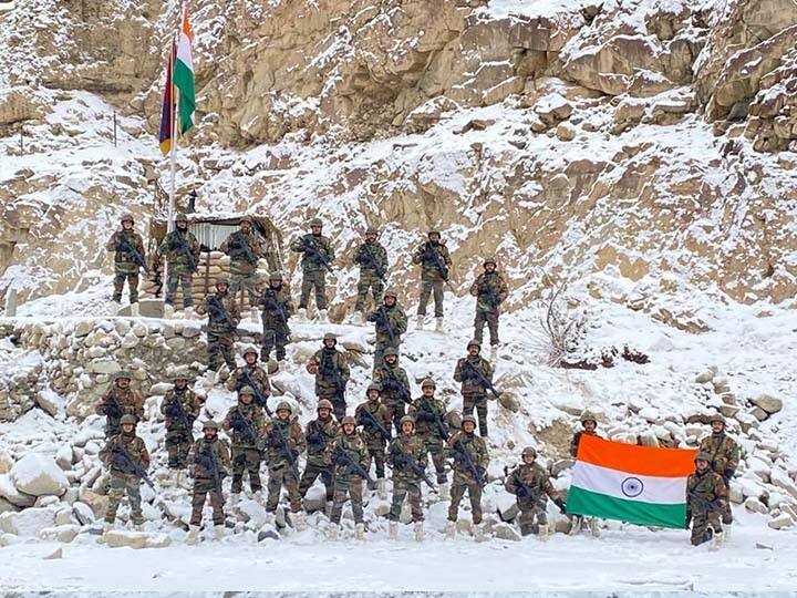 Indian Army soldiers fleeing indian flag in Galwan Valley Indian soldiers in Galwan Valley : गलवान खोऱ्यात भारतीय सैन्याने फडकवला तिरंगा, चिनी सैन्याला जशास तसे उत्तर