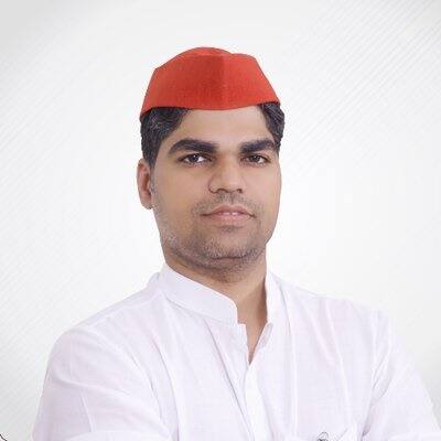 अक्षय यादव मुलायम सिंह यादव के भतीजे और राज्यसभा सांसद रामगोपाल यादव के बेटे हैं. साल 2014 में अक्षय लोकसभा का चुनाव जीत संसद पहुंचे थे. 2014 में अक्षय यादव की उम्र 28 साल थी.