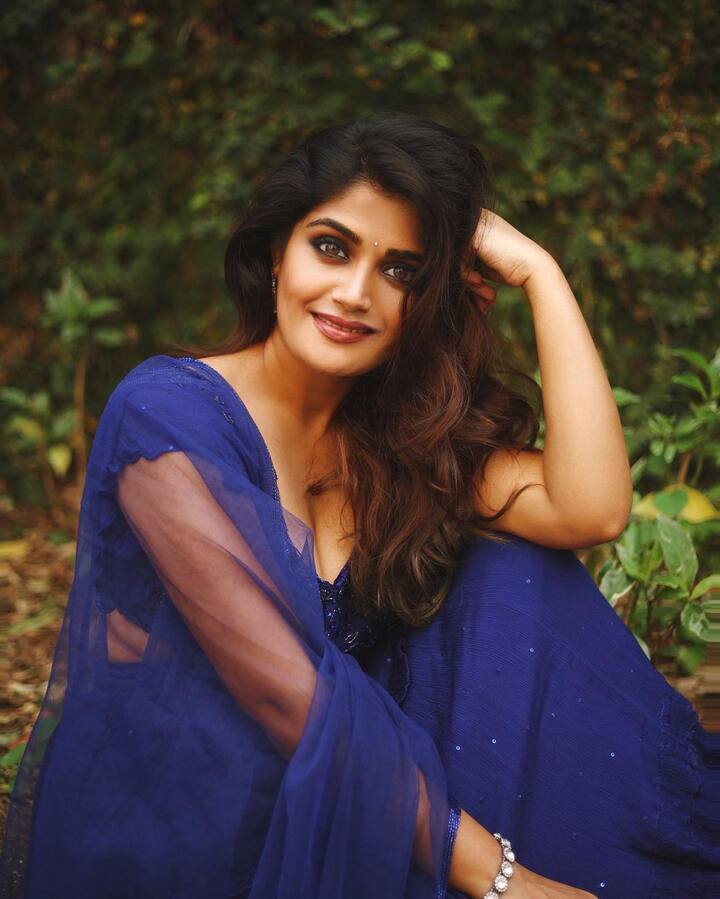 आपल्या वेगवेगळ्या लूकने ईशा तिच्या चाहत्यांचं लक्ष नेहमीच वेधून घेते.(photo: ishagramss/ig)