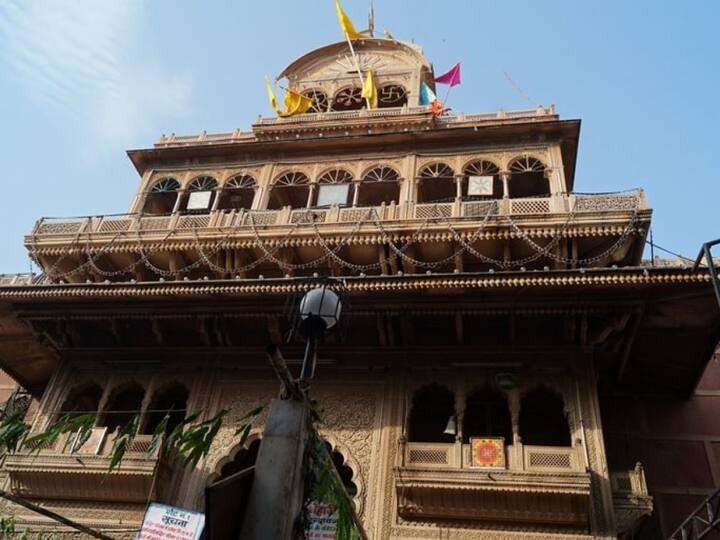 1860 में हुआ निर्माण - इस मंदिर का निर्माण 1860 में हुआ था तथा यह राजस्थानी वास्तुकला का एक नमूना है. इस मंदिर के मेहराब का मुख तथा यहाँ स्थित स्तंभ इस तीन मंजिला इमारत को अनोखी आकृति प्रदान करते हैं. बांके बिहारी की यह छवि स्वामी हरिदास जी ने निधि वन में खोजी थी. स्वामी हरिदास जी भगवान कृष्ण के अनन्य भक्त थे और उनका संबंध निम्बर्क पंथ से था. इस मंदिर का 1921 में स्वामी हरिदास जी के अनुयायियों के द्वारा पुनर्निर्माण कराया गया था.