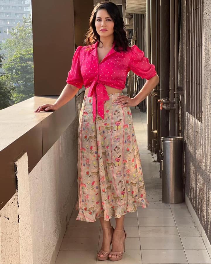 पिंक ड्रेसमध्ये सनी फारच सुंदर दिसत आहे. (Photo Credit : @sunnyleone/instagram)