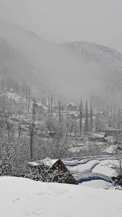 Uttarakhand के लोगों के लिए आफत बनी बर्फबारी, भारी बारिश का भी अलर्ट