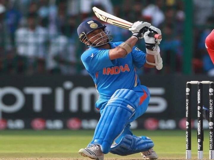 भारतीय दिग्गज सचिन तेंदुलकर (Sachin Tendulkar) टेस्ट के साथ वनडे क्रिकेट में भी सबसे ज्यादा रन बनाने वाले बल्लेबाज हैं. सचिन ने अपने वनडे करियर में 463 मुकाबले खेले हैं, जिसमें 44.83 के एवरेज से 18426 रन बनाए हैं. सचिन के नाम 49 शतक और 96 अर्धशतक दर्ज हैं. वह वनडे क्रिकेट में 18000 से ज्यादा रन बनाने वाले एकमात्र बल्लेबाज हैं.