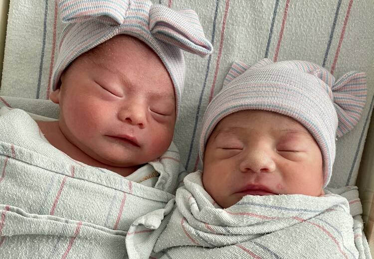 Twins delivered in US within 15 minutes gap have birthdays in different years அமெரிக்காவில் 15 நிமிட இடைவெளியில் பிறந்த இரட்டையர்கள்.. வெவ்வேறு ஆண்டுகளில் பிறந்த அபூர்வ நிகழ்வு!