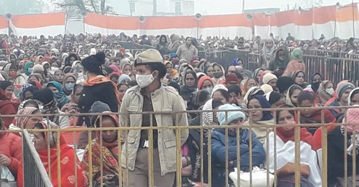 ਦੱਸ ਦਈਏ ਕਿ ਪੰਜਾਬ ਸਰਕਾਰ ਵੱਲੋਂ ਜਾਰੀ ਹੁਕਮਾਂ ਅਨੁਸਾਰ ਸੂਬੇ ਵਿੱਚ 15 ਜਨਵਰੀ ਤੱਕ ਰਾਤ ਦਾ ਕਰਫਿਊ ਲਗਾਇਆ ਗਿਆ ਹੈ। ਇਸ ਦੇ ਨਾਲ ਹੀ ਸਕੂਲ, ਕਾਲਜ ਤੇ ਹੋਰ ਸਾਰੇ ਵਿਦਿਅਕ ਅਦਾਰੇ ਵੀ ਬੰਦ ਕਰ ਦਿੱਤੇ ਗਏ ਹਨ। ਪੰਜਾਬ ਵਿੱਚ ਹੁਣ ਬੱਸਾਂ, ਸਿਨੇਮਾ ਹਾਲ, ਜਿੰਮ, ਰੈਸਟੋਰੈਂਟ 50 ਫੀਸਦੀ ਸਮਰੱਥਾ ਨਾਲ ਹੀ ਚੱਲ ਸਕਣਗੇ।