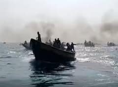 Visakha Ring Nets Issue: బోటులను చల్లార్చేందుకు వచ్చిన ఫైర్ సిబ్బందిని అడ్డుకుంటున్నారు