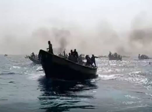 Visakha Ring Nets Issue: బోటులను చల్లార్చేందుకు వచ్చిన ఫైర్ సిబ్బందిని అడ్డుకుంటున్నారు