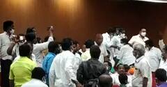 Chaos in a meeting: ఆర్యవైశ్య ఐక్యవేదిక సభలో గందరగోళం
