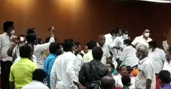 Chaos in a meeting: ఆర్యవైశ్య ఐక్యవేదిక సభలో గందరగోళం