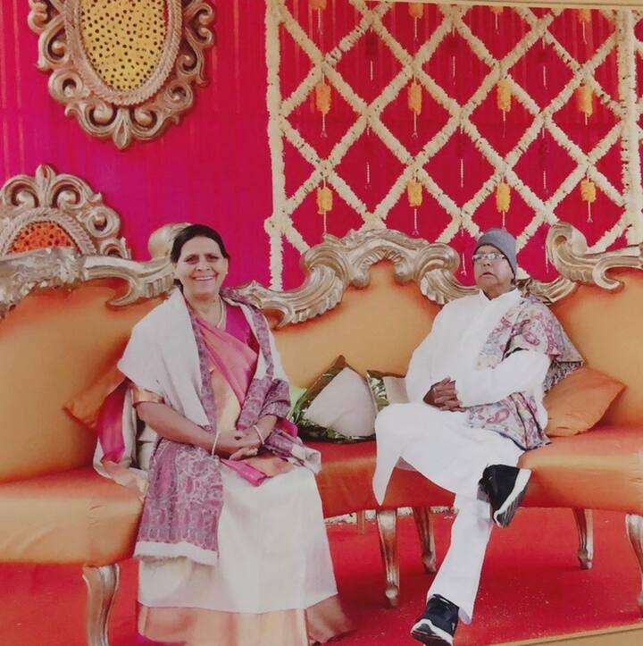 बिहार के मुख्यमंत्री रहे लालू प्रसाद यादव की गिनती देश के कद्दावर नेताओं में होती है. वह मनमोहन सिंह की सरकार में केंद्रीय.रेल मंत्री भी थे. लालू प्रसाद की ही तरह उनकी पत्नी राबड़ी देवी भी बड़ी राजनेता हैं. वह भी बिहार की मुख्यमंत्री रही हैं.