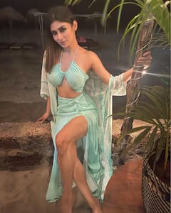 Mouni Roy Photos: नागिन फेम मौनी रॉय का पार्टी मोड फिर हुआ ऑन! हाई स्लिट ड्रेस में फैंस के लिए पोस्ट कीं ये तस्वीरें