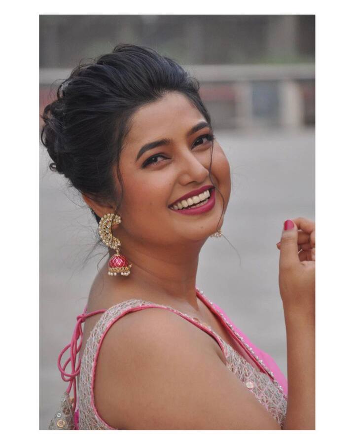 प्राजक्ता या फोटोमध्ये खुप ग्लॅमरस दिसतेय. (photo:prajaktaMali/ig)