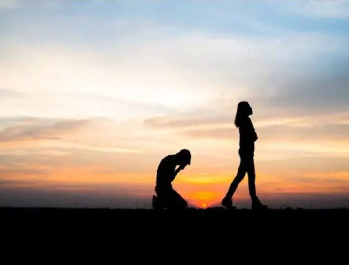 Trending News: ਪਿਛਲੇ ਕੁਝ ਸਾਲਾਂ ਵਿੱਚ ਨੌਜਵਾਨਾਂ ਵਿੱਚ ਡੇਟਿੰਗ ਦਾ ਰੁਝਾਨ (Dating Trend) ਬਹੁਤ ਤੇਜ਼ੀ ਨਾਲ ਵਧਿਆ ਹੈ ਪਰ ਇਨ੍ਹਾਂ ਡੇਟਿੰਗ ਐਪਸ ਦੁਆਰਾ ਕਿਸੇ ਨੂੰ ਧੋਖਾ ਦੇਣਾ ਵੀ ਬਹੁਤ ਆਸਾਨ ਹੋ ਗਿਆ ਹੈ। ਲੋਕ ਇਸ ਦੀ ਗਲਤ ਵਰਤੋਂ ਕਰਨ ਲੱਗ ਪਏ ਹਨ। ਹਾਲ ਹੀ 'ਚ ਸੋਸ਼ਲ ਮੀਡੀਆ 'ਤੇ ਇੱਕ ਲੜਕੀ ਦੀ ਕਹਾਣੀ ਸਾਹਮਣੇ ਆਈ ਹੈ। ਲੜਕੀ ਨੇ ਸੋਸ਼ਲ ਮੀਡੀਆ ਰਾਹੀਂ ਦੱਸਿਆ ਕਿ ਕਿਸ ਤਰ੍ਹਾਂ ਉਸ ਦਾ ਬੁਆਏਫ੍ਰੈਂਡ ਉਸ ਨੂੰ ਧੋਖਾ ਦੇ ਕੇ ਦੂਜੀਆਂ ਕੁੜੀਆਂ ਨੂੰ ਡੇਟ ਕਰ ਰਿਹਾ ਸੀ।